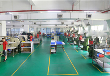 6臺銑床，3臺自動攻牙機,1臺噴砂機 